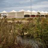 Il canale, preceduto da folti canneti e collegato al mare, � circondato da una variegata vegetazione...